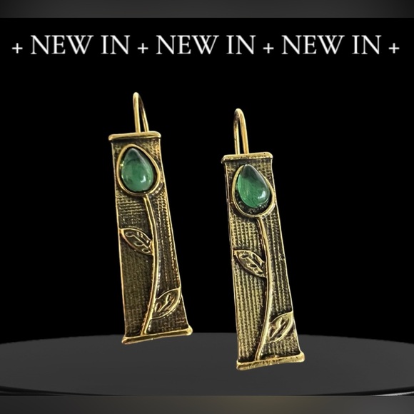 GOLD COLOR GREEN STONE EARRINGS - Picture 7 of 8